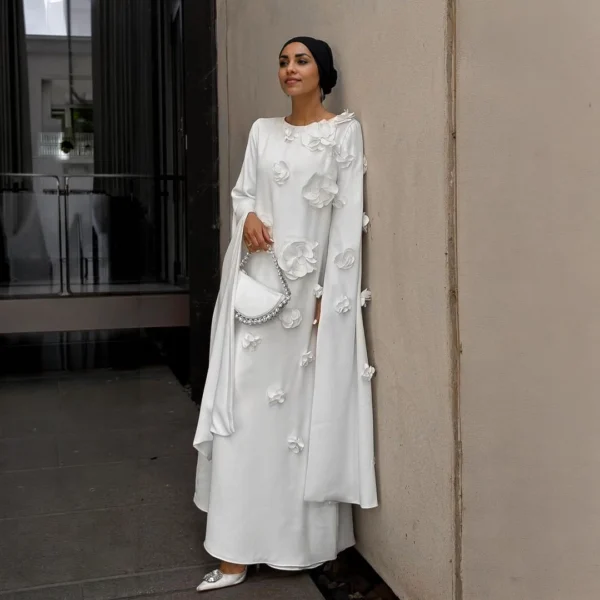عباية بيضاء فاخرة بلمسات وردية بارزة 2025