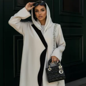 عباية أوف وايت بتطريز فضي وتفصيلة سوداء