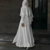 عباية بيضاء فاخرة بلمسات شراشيب أنيقة