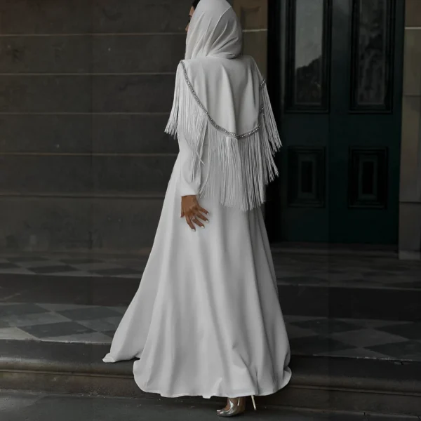 عباية بيضاء فاخرة بلمسات شراشيب أنيقة