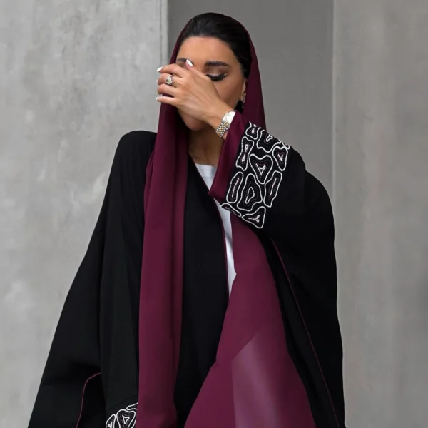 عباية سوداء فاخرة بتطريز أكمام أنيق فاخرة 2025