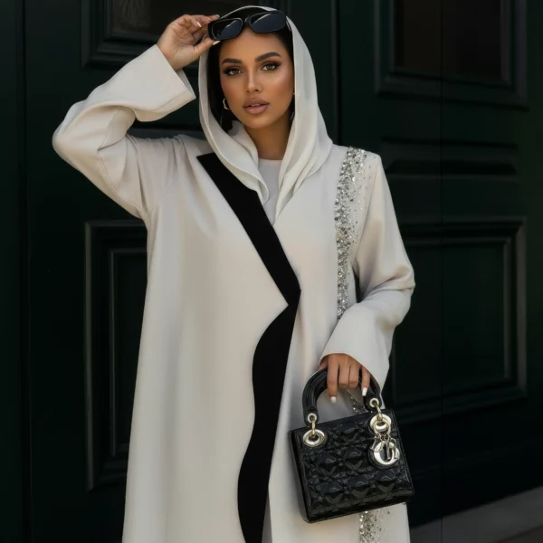 عباية أوف وايت بتطريز فضي وتفصيلة سوداء