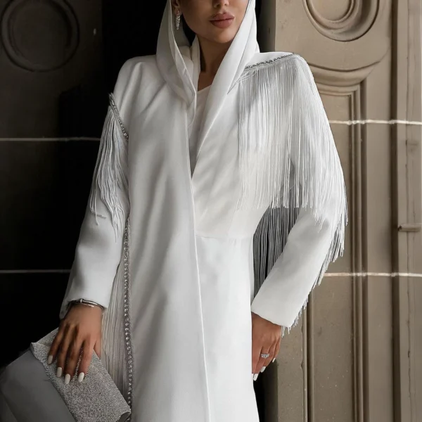 عباية بيضاء فاخرة بلمسات شراشيب أنيقة