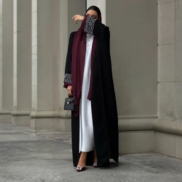 عباية سوداء فاخرة بتطريز أكمام أنيق فاخرة 2025