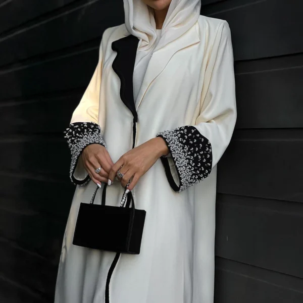 عباية بيضاء فاخرة بتطريز أسود وأناقة راقية