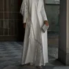 عباية بيضاء فاخرة بلمسات شراشيب أنيقة