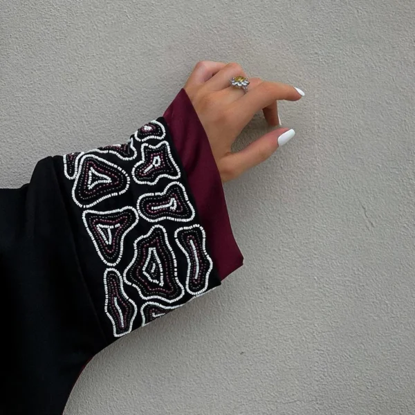 عباية سوداء فاخرة بتطريز أكمام أنيق فاخرة 2025