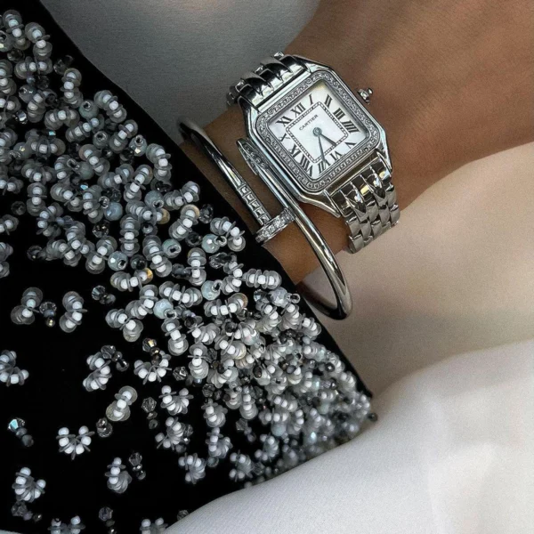 عباية بيضاء فاخرة بتطريز أسود وأناقة راقية