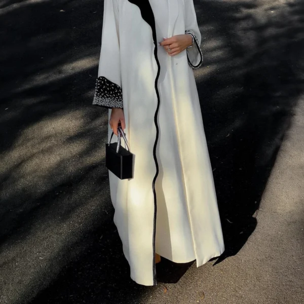 عباية بيضاء فاخرة بتطريز أسود وأناقة راقية