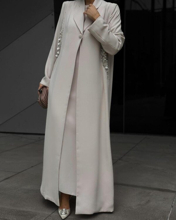 عباية أوف وايت فاخرة بتطريز فضي 2025