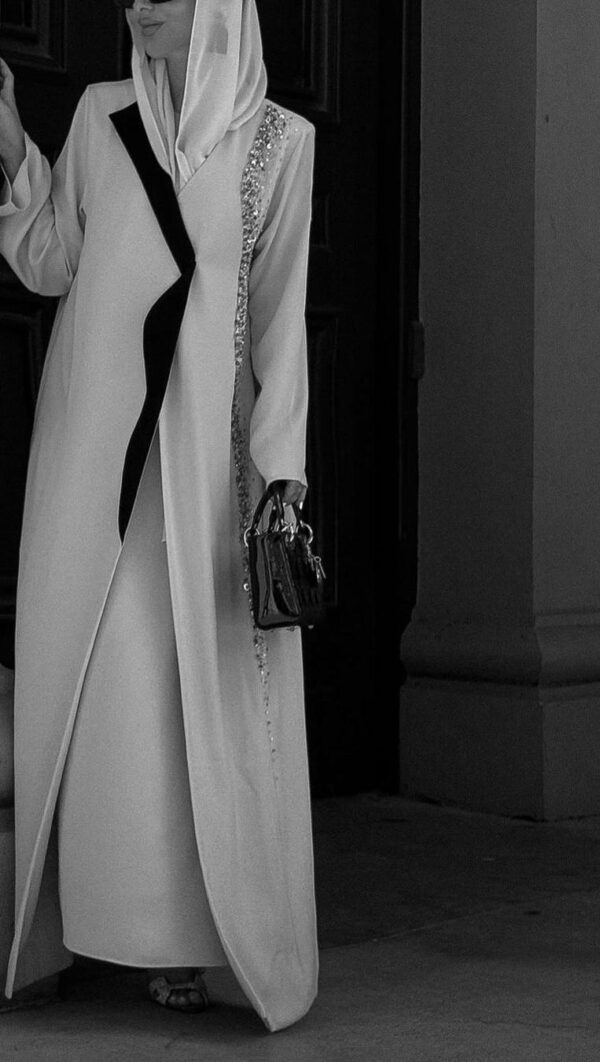 عباية أوف وايت بتطريز فضي وتفصيلة سوداء