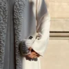 عباية فاخرة بتصميم راقٍ بلون عاجي هادئ، مزينة بتطريزات دقيقة تضيف لمسة فخامة وخفة لكل إطلالة.