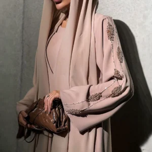 عباية بيج فاخرة بطراز عصري وتطريز جانبي راقٍ