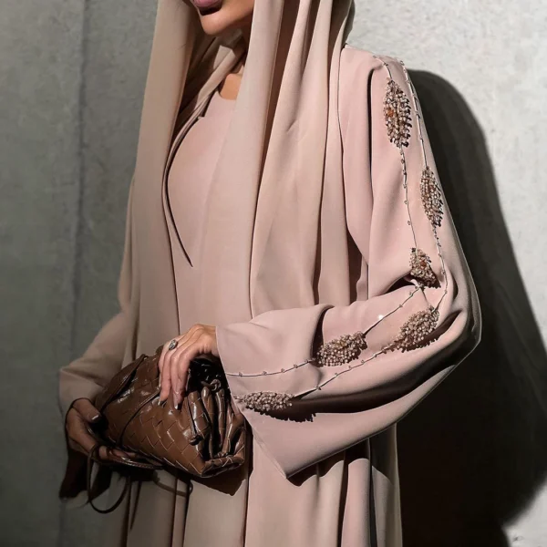 عباية بيج فاخرة بطراز عصري وتطريز جانبي راقٍ