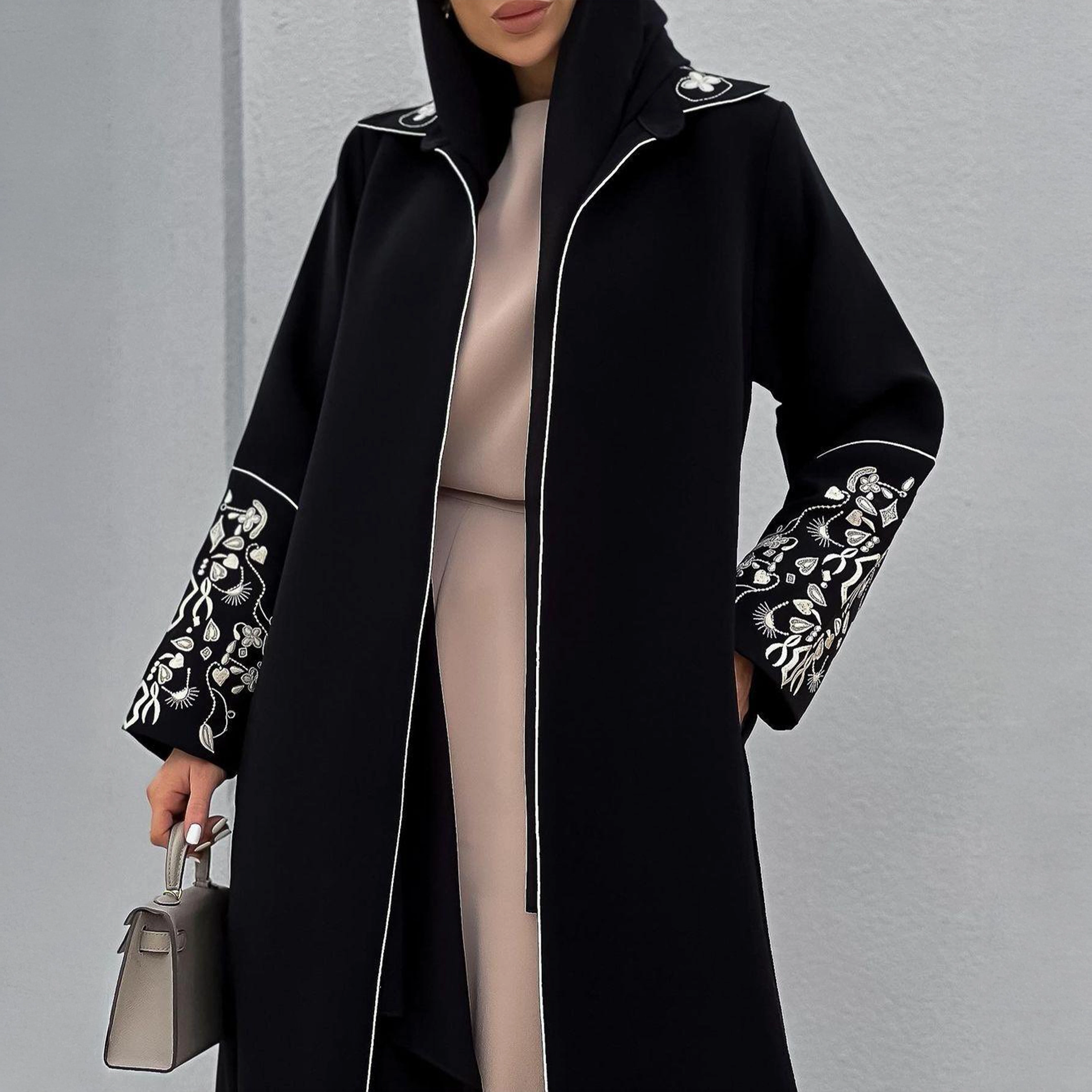 عباية سوداء فاخرة مطرزة بتصميم حديث وأنيق