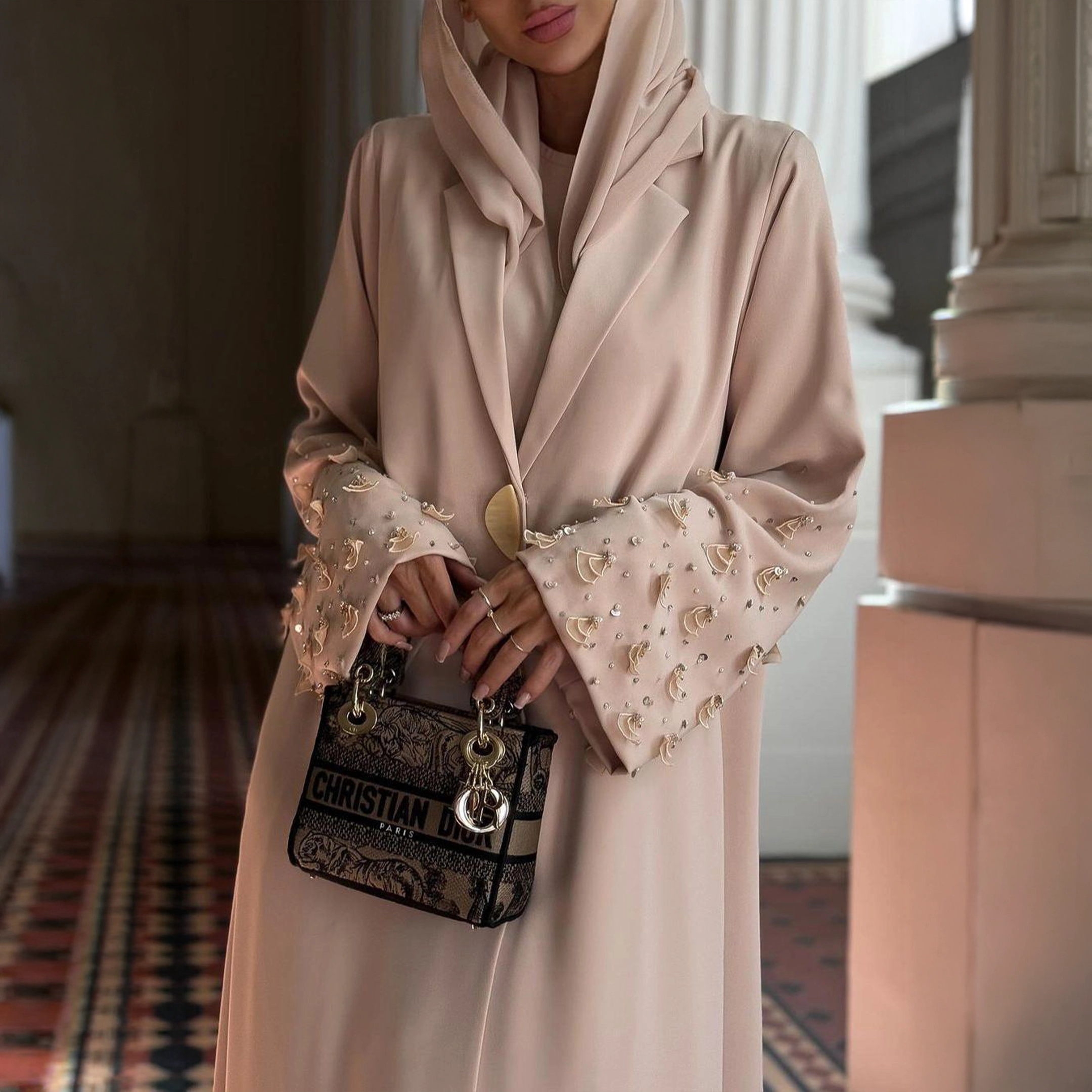 عباءة وردية فاخرة بتطريز لؤلؤ وهلال ناعم