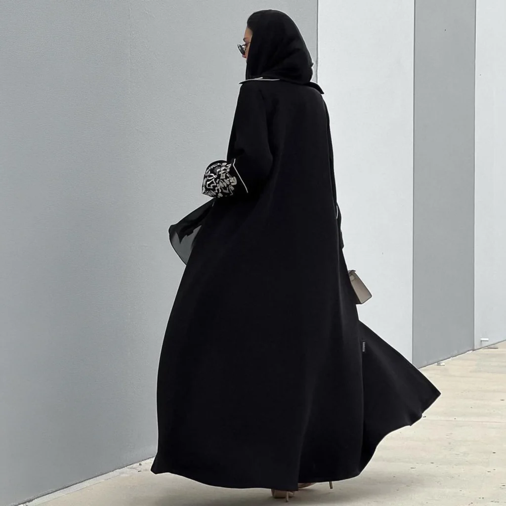 عباية سوداء فاخرة مطرزة بتصميم حديث وأنيق