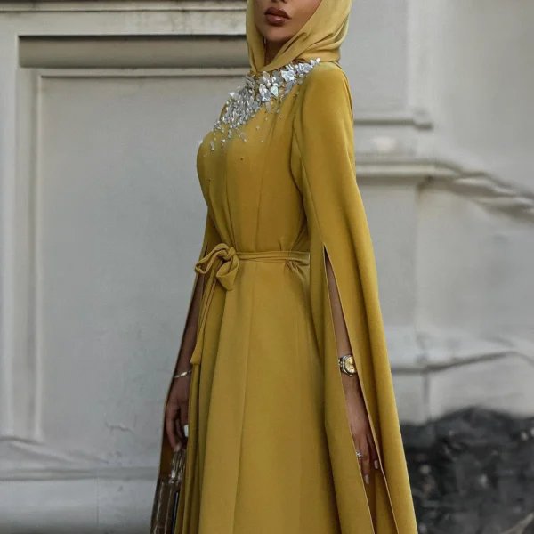 عباية سهرة فاخرة بتطريز لامع – لون مستردة راقٍ