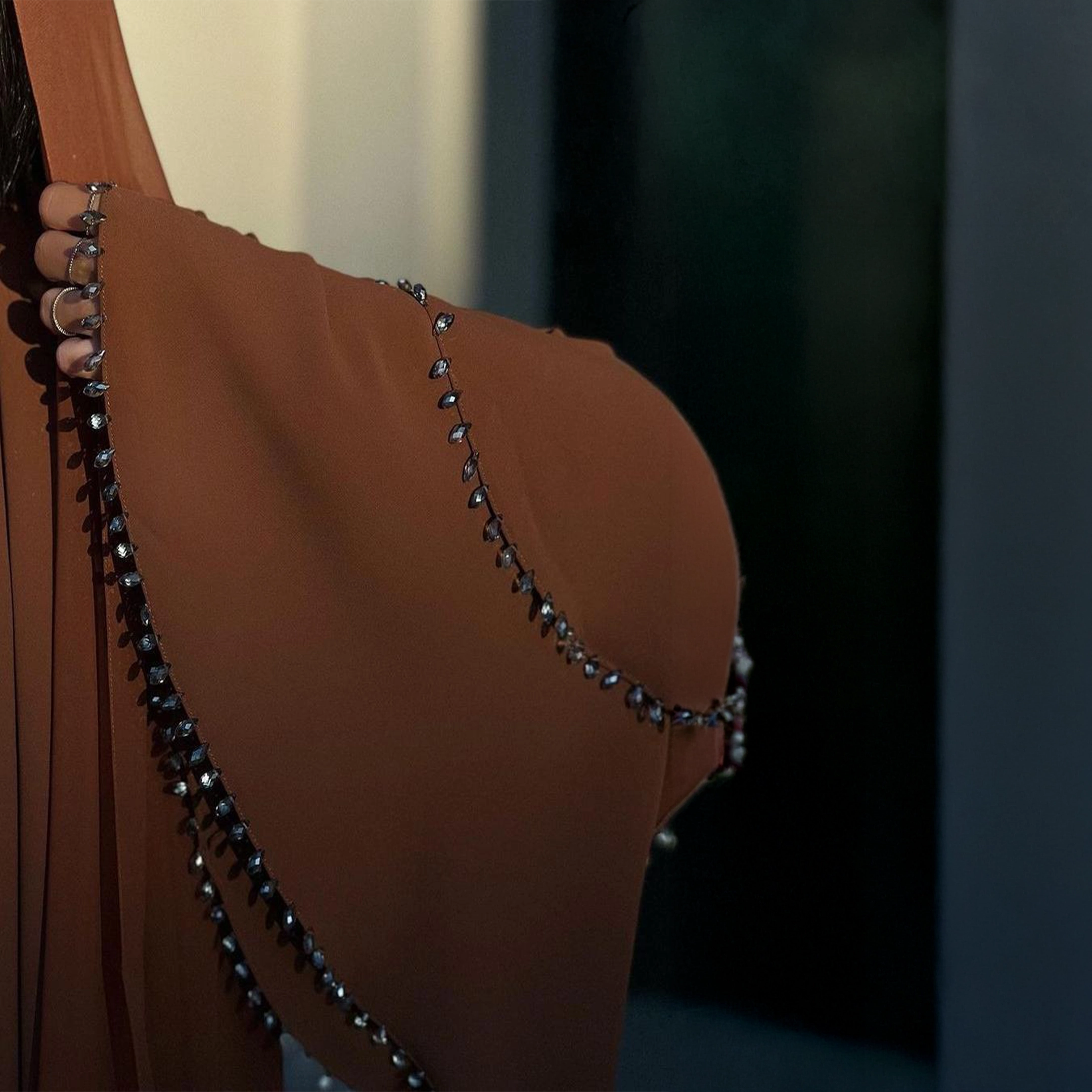 عباءة فاخرة بلون بني أنيق بتصميم واسع