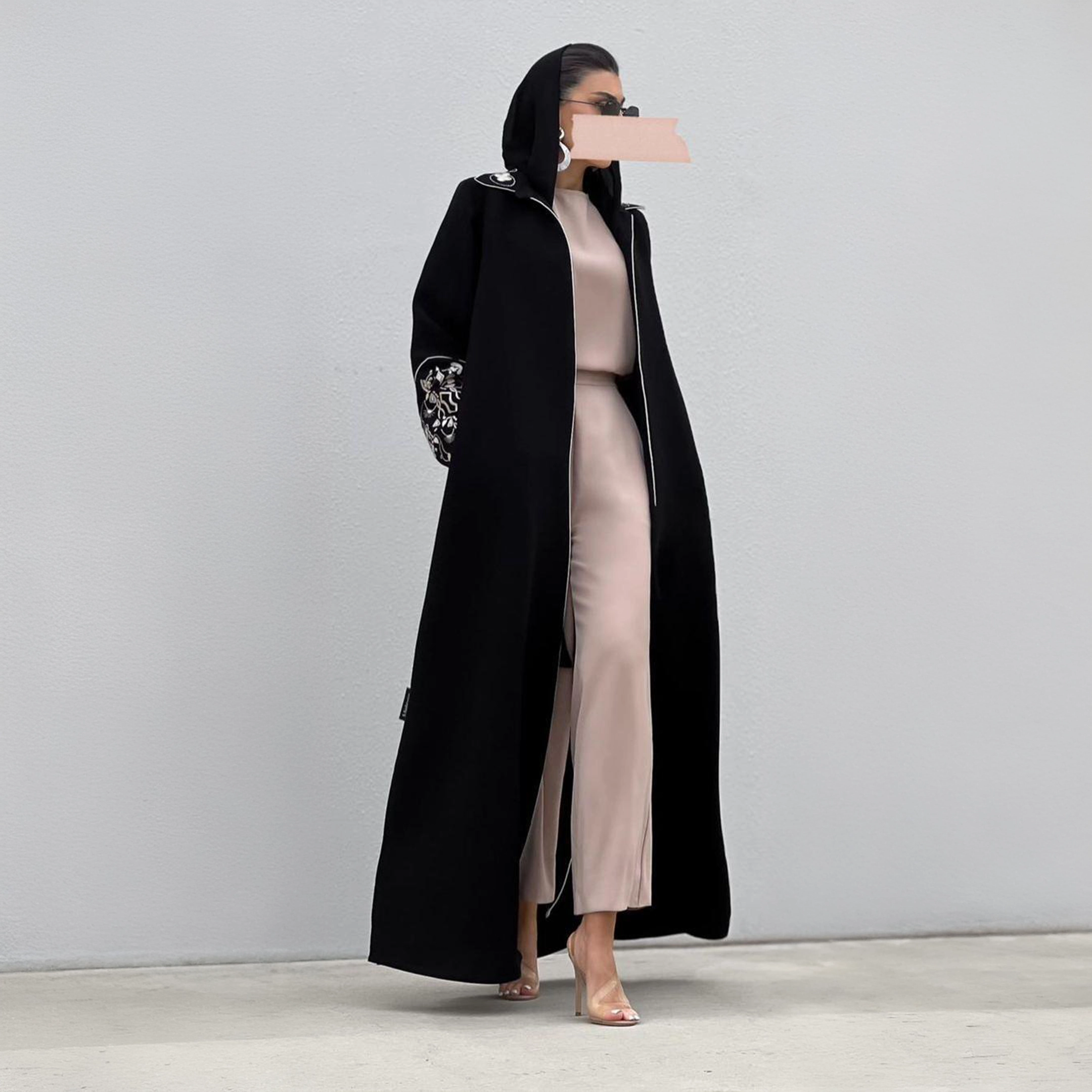 عباية سوداء فاخرة مطرزة بتصميم حديث وأنيق