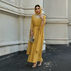 عباية سهرة فاخرة بتطريز لامع – لون مستردة راقٍ