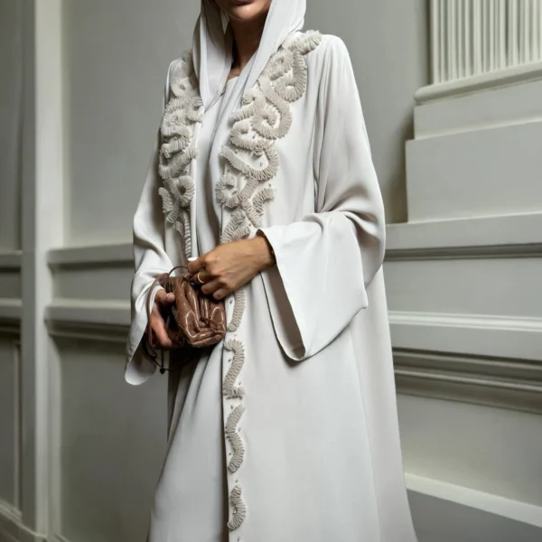 عباية فخمة ناعمة بتطريز وردي فاتح راقٍ