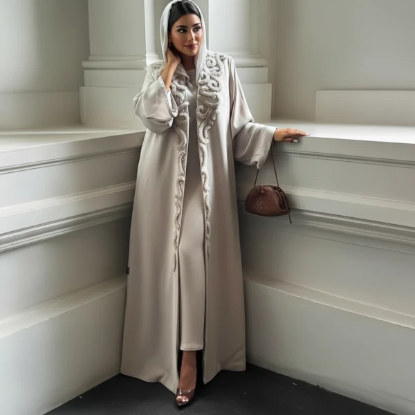 عباية فخمة ناعمة بتطريز وردي فاتح راقٍ