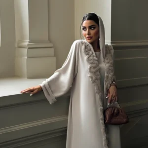 عباية فخمة ناعمة بتطريز وردي فاتح راقٍ