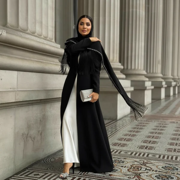 عباية سواريه سوداء بشراشيب وتفاصيل فاخرة