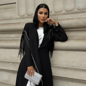 عباية سواريه سوداء بشراشيب وتفاصيل فاخرة