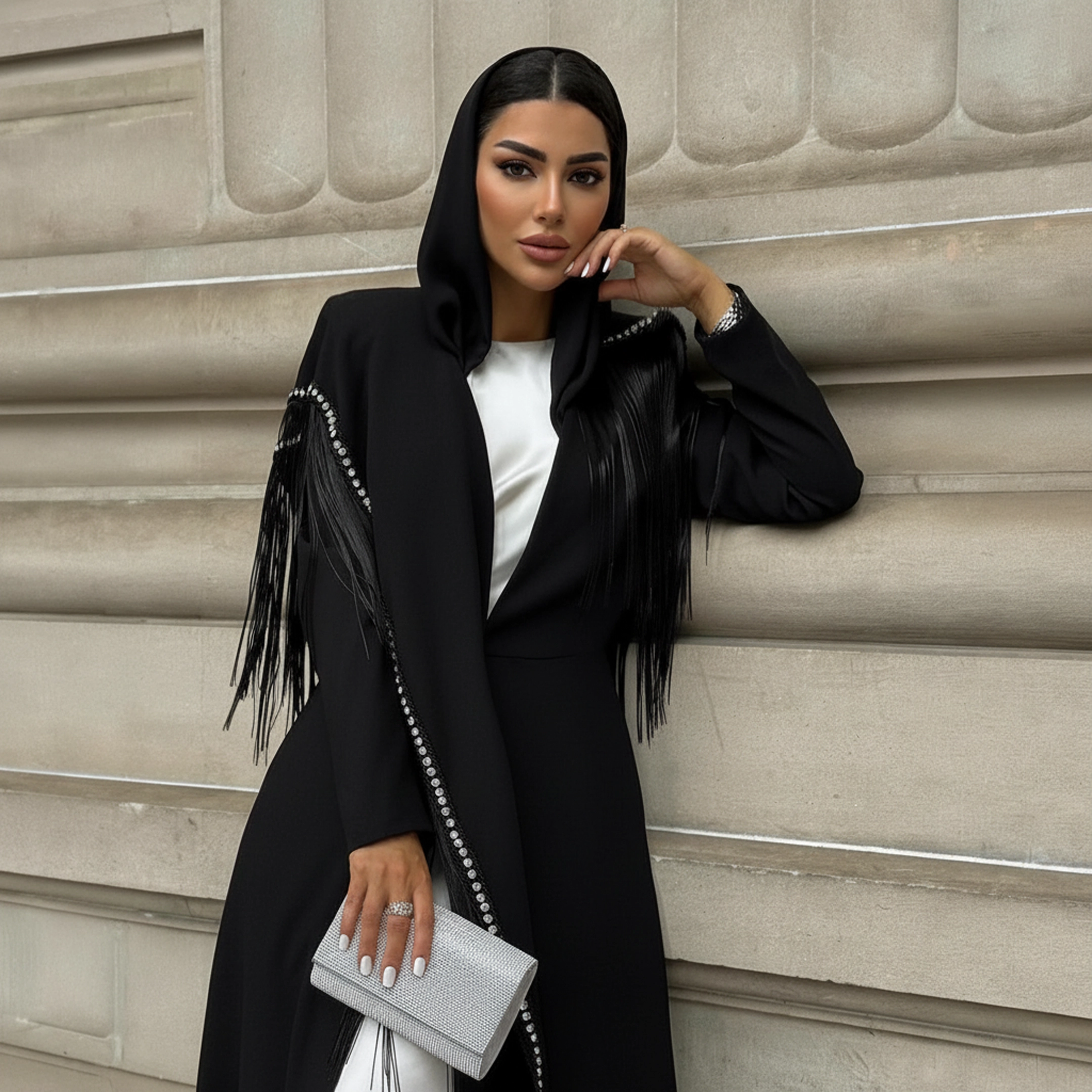 عباية سواريه سوداء بشراشيب وتفاصيل فاخرة