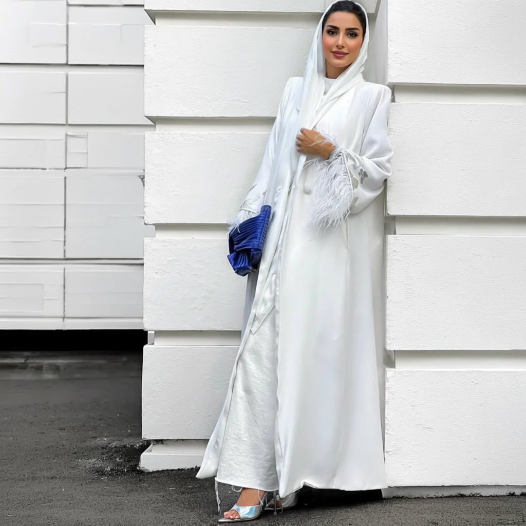 عباية حرير بيضاء فاخرة بتطريز ريش وأناقة راقية
