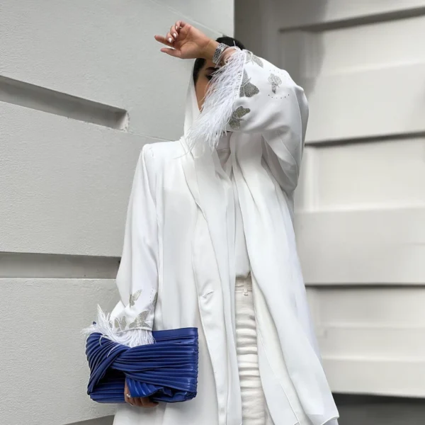 عباية حرير بيضاء فاخرة بتطريز ريش وأناقة راقية
