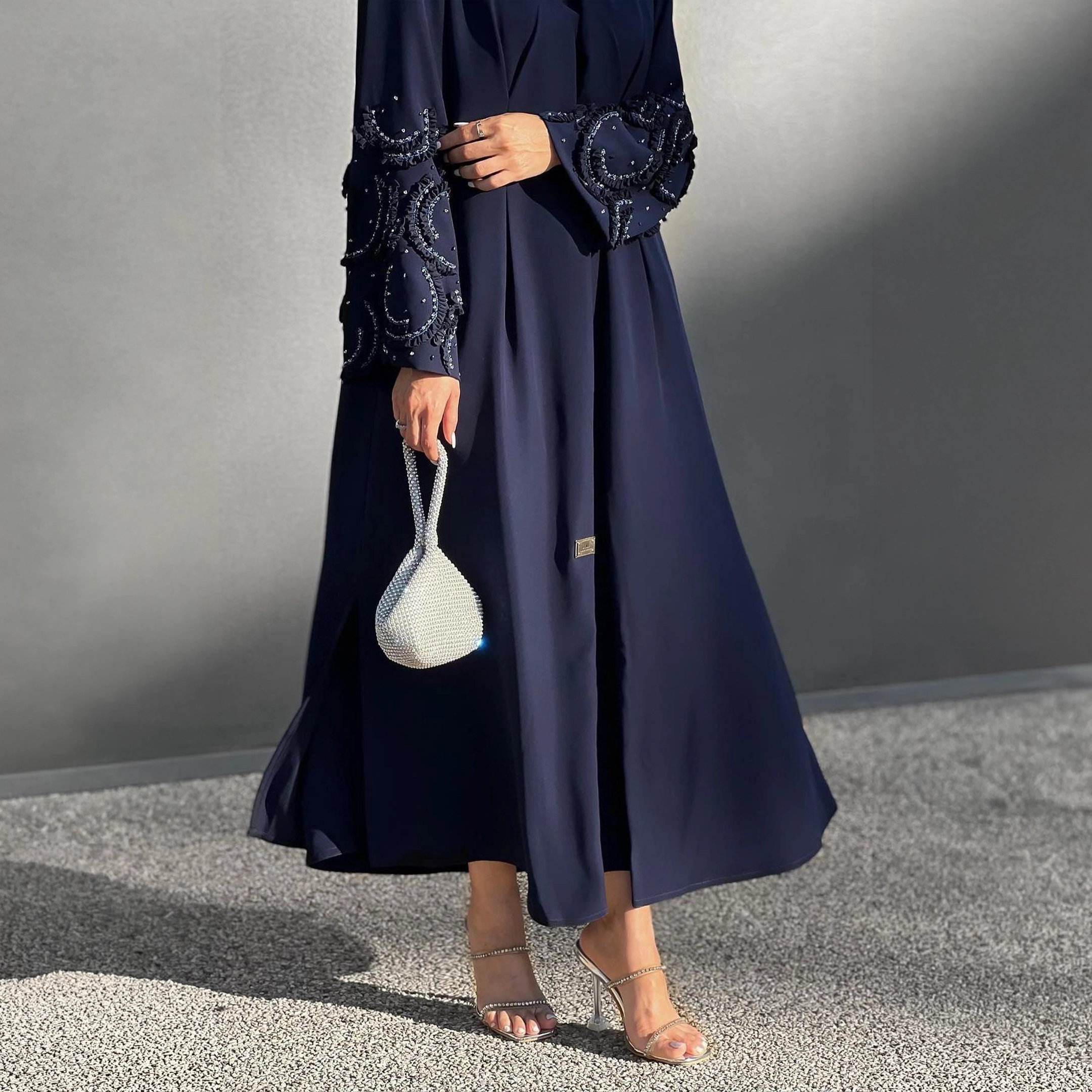 عباءة كحلية فاخرة بتطريز لؤلؤ على الأكمام