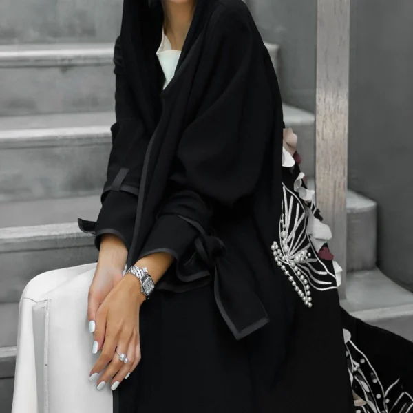 عباية سوداء فاخرة بتطريز ثلاثي الأبعاد أنيق
