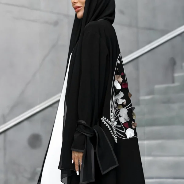 عباية سوداء فاخرة بتطريز ثلاثي الأبعاد أنيق