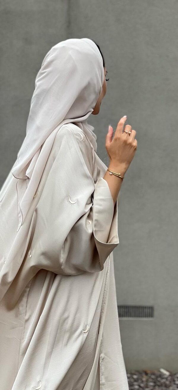 عباءة حريرية بيج راقية بتطريز ناعم