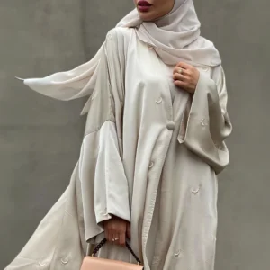 عباءة حريرية بيج راقية بتطريز ناعم عباءة حريرية بيج راقية بتطريز ناعم