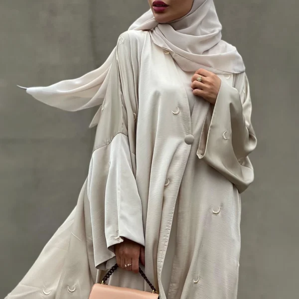 عباءة حريرية بيج راقية بتطريز ناعم