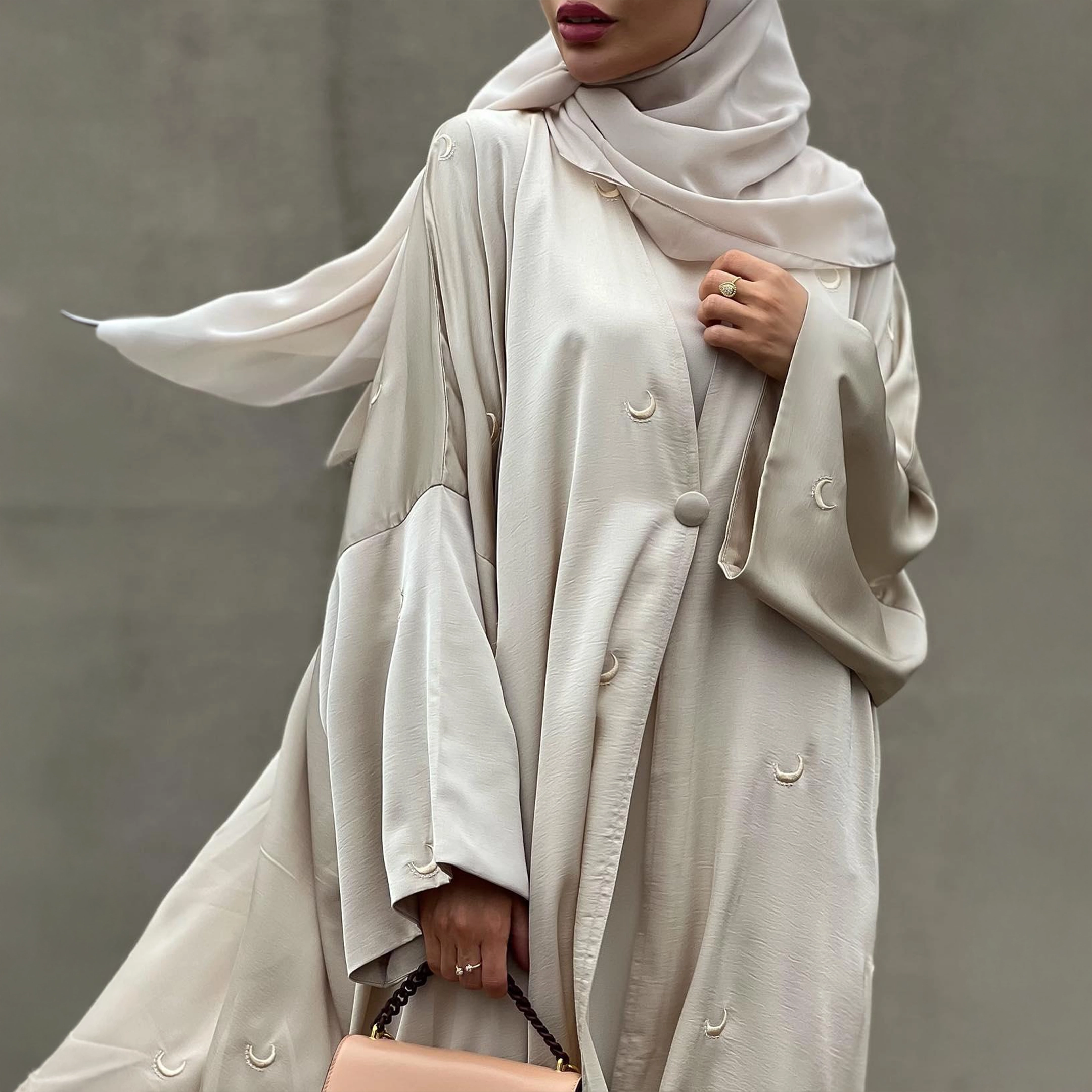 عباءة حريرية بيج راقية بتطريز ناعم