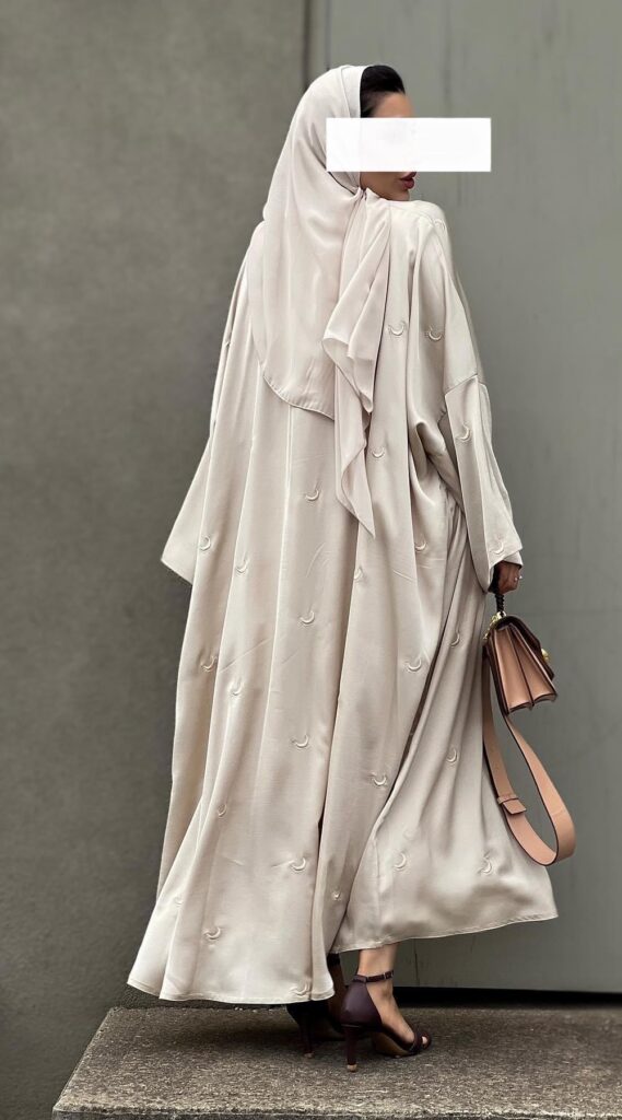 عباءة حريرية بيج راقية بتطريز ناعم