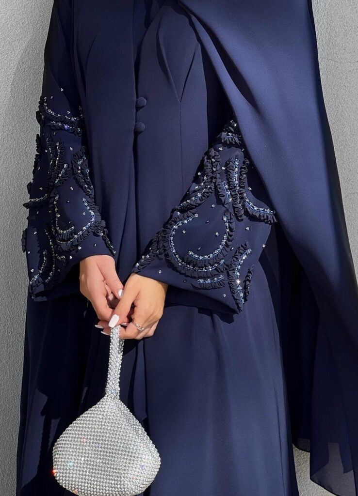 عباءة كحلية فاخرة بتطريز لؤلؤ على الأكمام