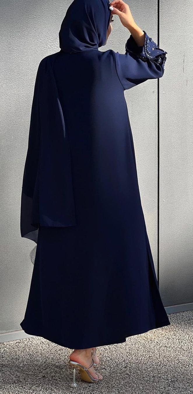 عباءة كحلية فاخرة بتطريز لؤلؤ على الأكمام