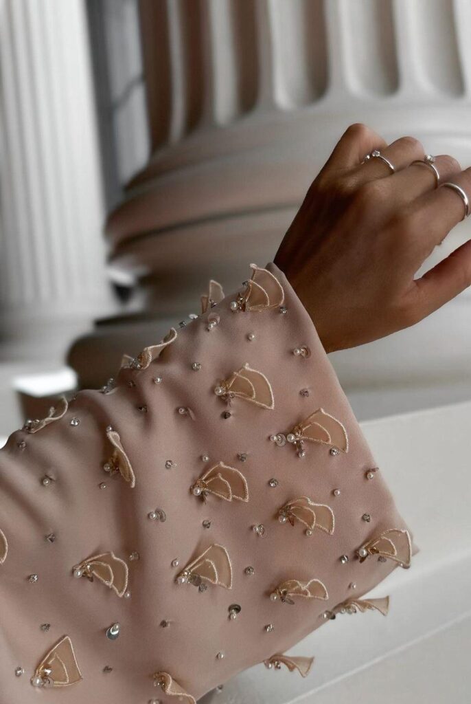 عباءة وردية فاخرة بتطريز لؤلؤ وهلال ناعم