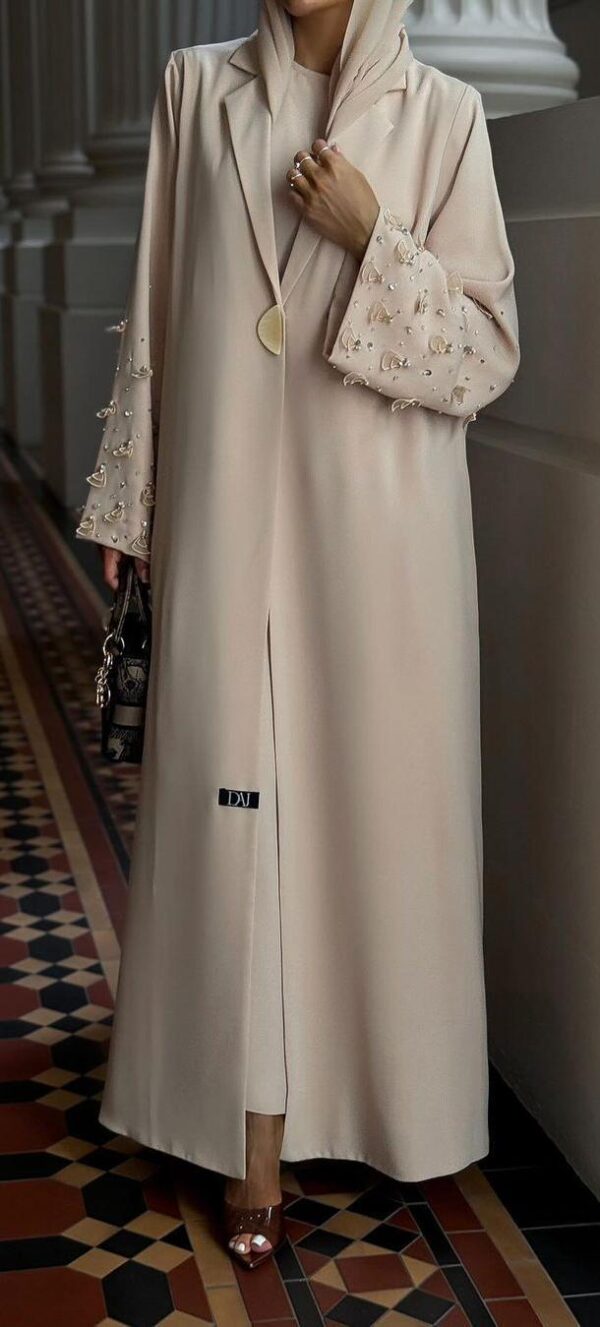 عباءة وردية فاخرة بتطريز لؤلؤ وهلال ناعم