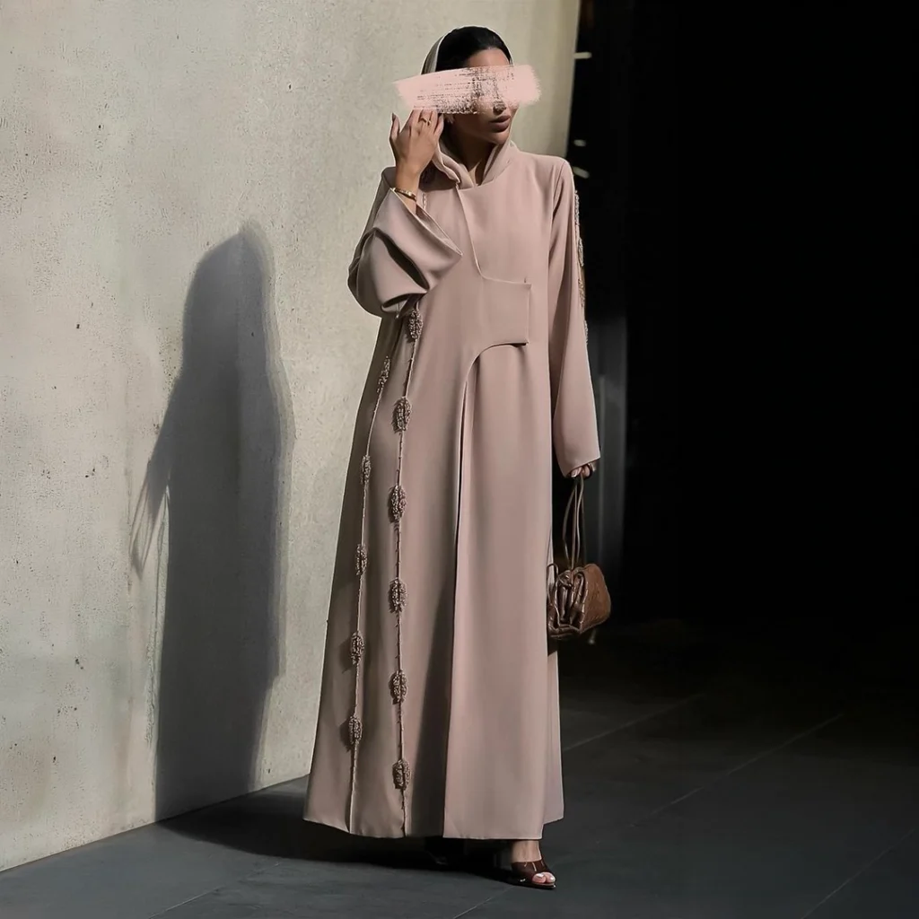 عباية بيج فاخرة بطراز عصري وتطريز جانبي راقٍ