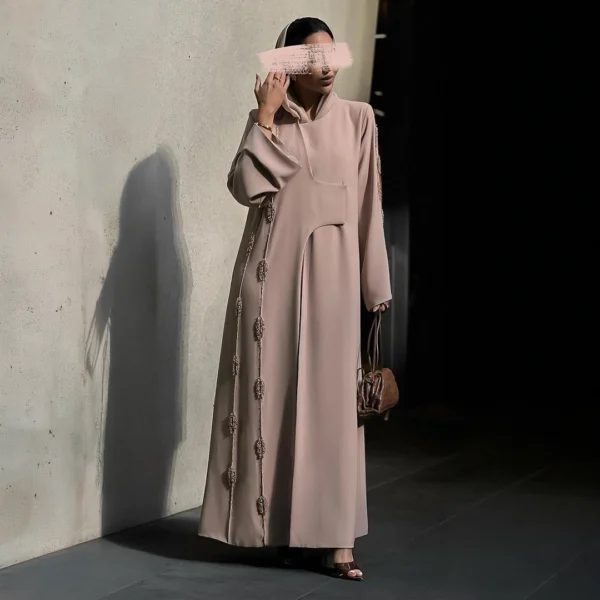 عباية بيج فاخرة بطراز عصري وتطريز جانبي راقٍ