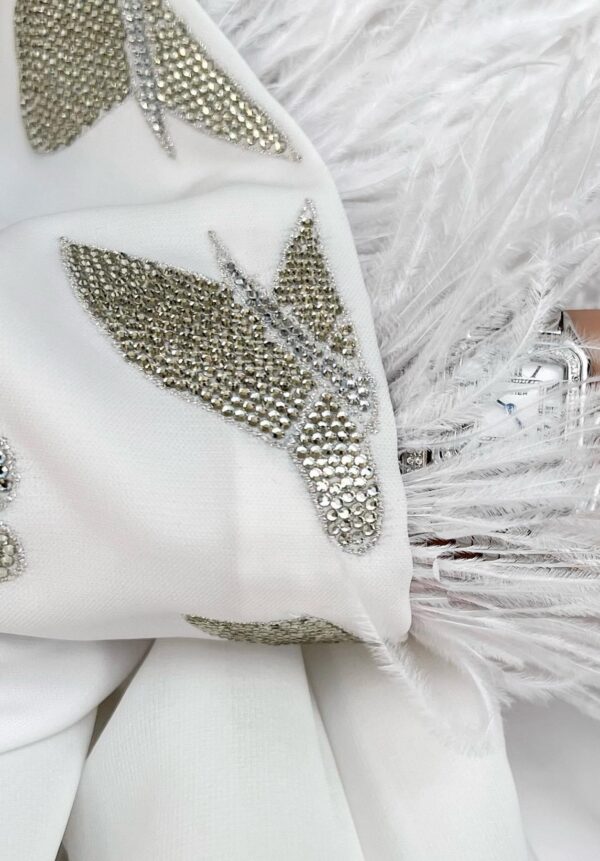 عباية حرير بيضاء فاخرة بتطريز ريش وأناقة راقية