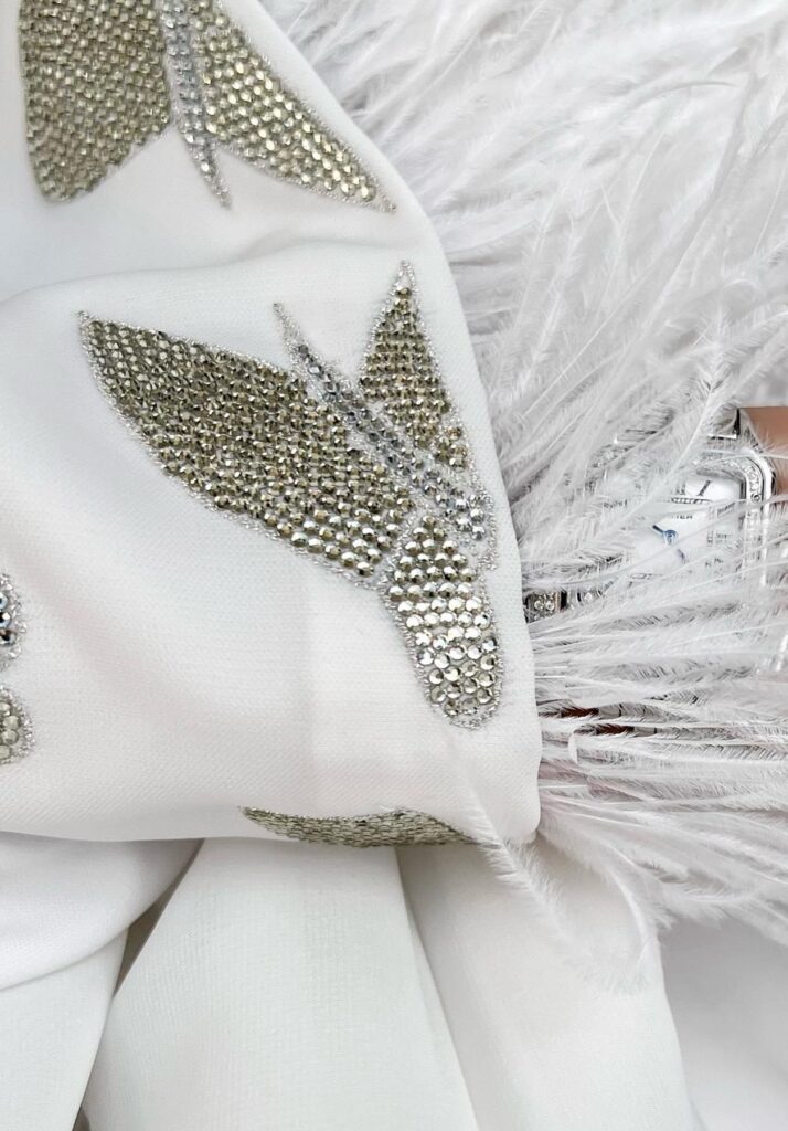 عباية حرير بيضاء فاخرة بتطريز ريش وأناقة راقية