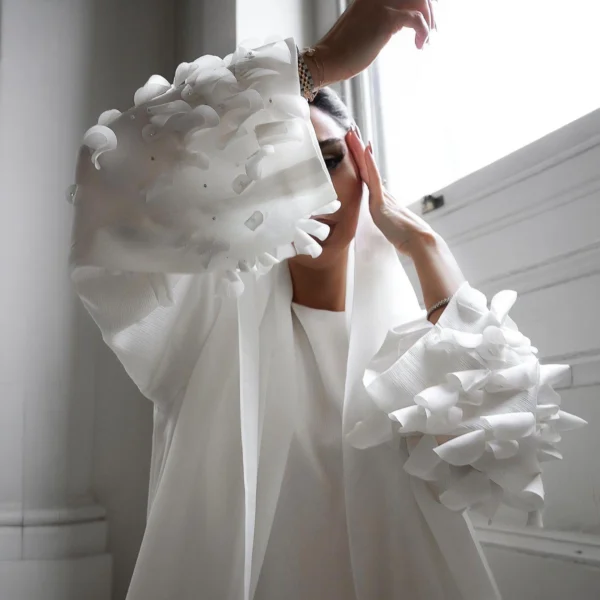 عباية بيضاء فاخرة بتطريز ناعم على الأكمام